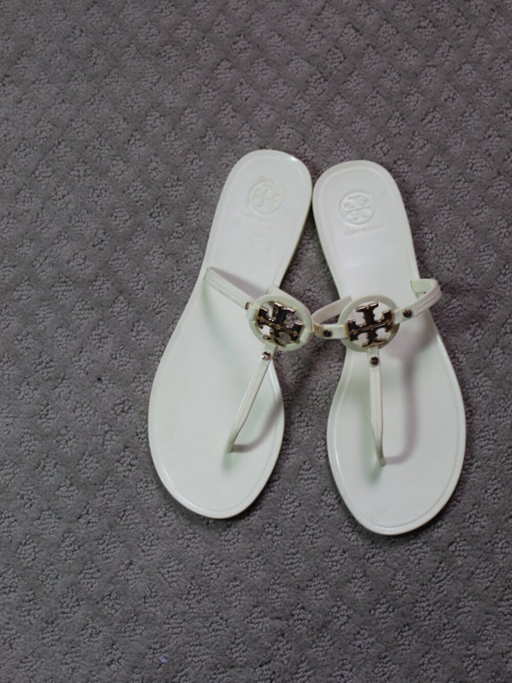 Tory Burch Jelly Miller Size 10M Cream Gold Logo Flat Thong Sandals